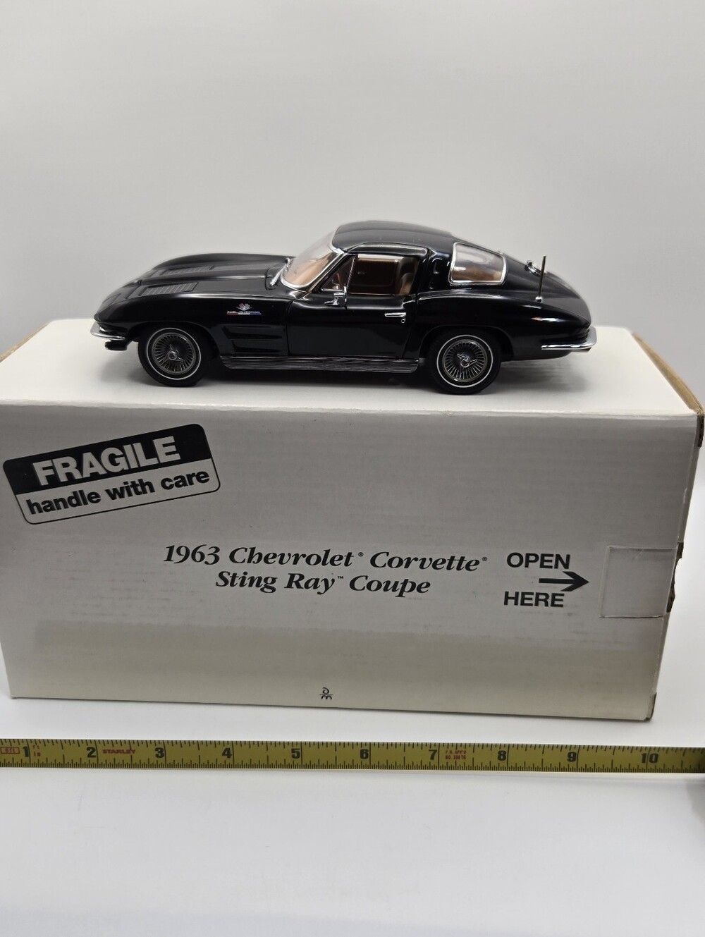 1:24 scale Danbury Mint 1963 Chevrolet Corvette Sting Ray Coupe (Split Window)